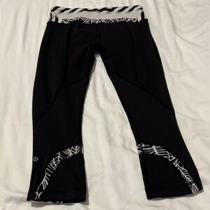Pre Love 🩷 Lolululemon athletica Women Black & print Leggings Size- 6